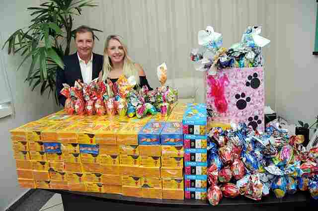 Primeira dama Ieda Chaves entrega chocolates em escolas públicas