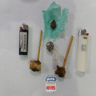 Motociclista colide com viatura da PM durante fuga por prática de racha é flagrado com drogas