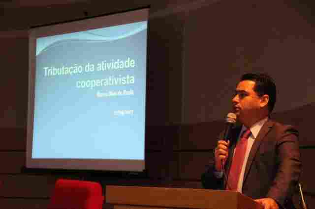 Acadêmicos e representantes de cooperativa prestigiam palestra de Breno de Paula sobre tributação