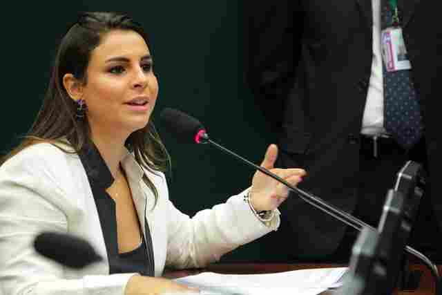 Mariana Carvalho propõe pena alternativa para devedores de pensão alimentícia