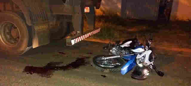 Motociclista morre após colidir na traseira de carreta