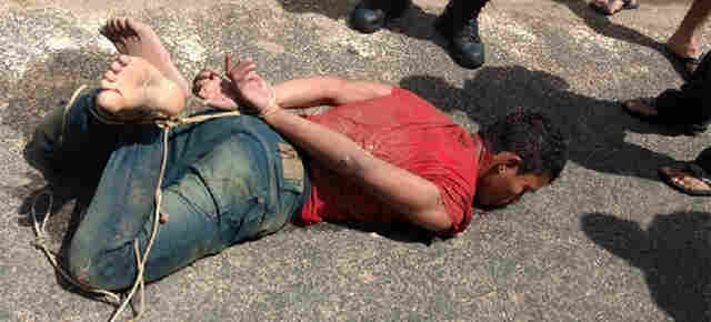 Bandidos são amarrados e espancados por populares