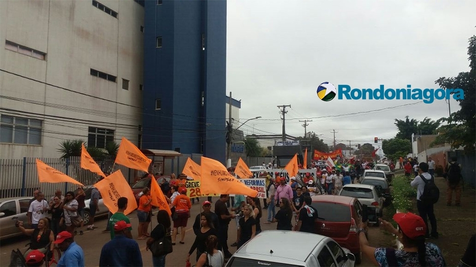 Greve geral: Adesão aumenta e centenas de trabalhadores saem às ruas de Porto Velho contra reformas