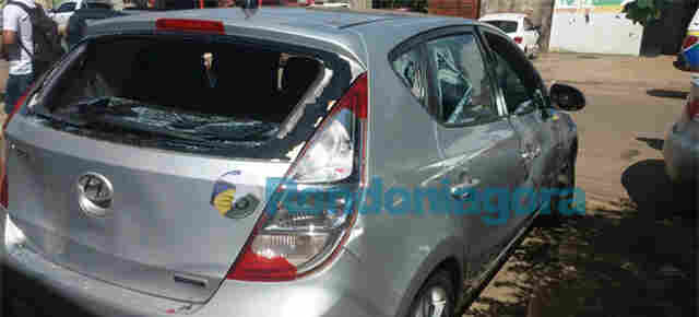 Taxistas acionam Uber, tentam linchar motorista e destroem carro com barras de ferro; vídeo