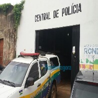 Homem é preso por agredir esposa com socos e um capacete na Zona Leste