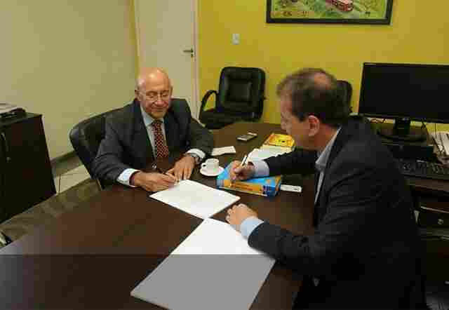 Governador e prefeito selam acordo e serviços de água e esgotos serão privatizados