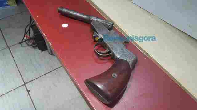 Adolescentes são detidos após assaltar duas pessoas com arma artesanal na Zona Leste