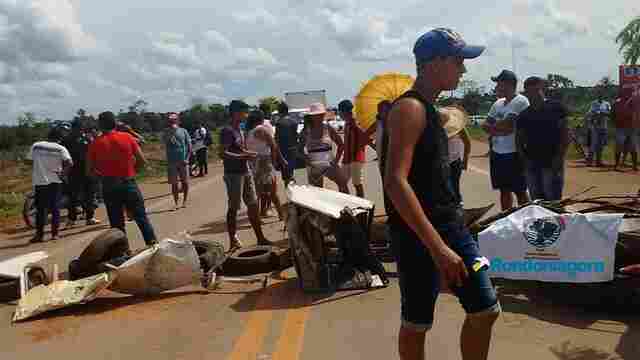 Vídeo: BR-364 está bloqueada nos dois lados