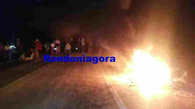 Manifestantes bloqueiam BR-364 e não há previsão de abertura