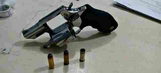 Dupla é detida com revólver após disparo no meio de rua da Zona Leste