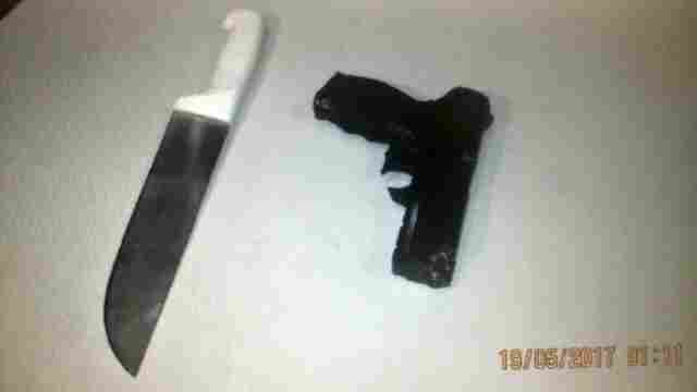 Dois são detidos com arma de brinquedo e faca após roubo