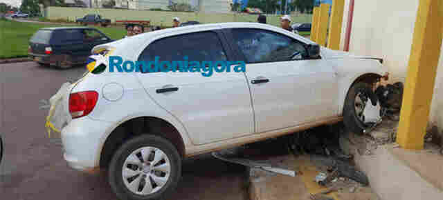 Motorista desvia de cachorro e colide carro em muro de condomínio em Porto Velho