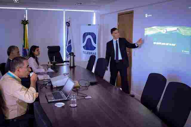 Mariana Carvalho acompanha projeto que garante melhoria na internet