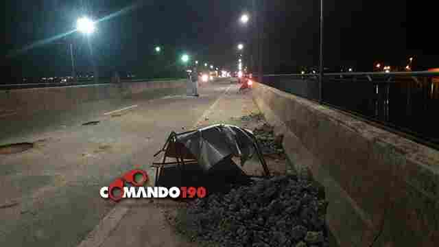 Motociclista colide em placa de obra do Dnit em cima da ponte de Ji-Paraná