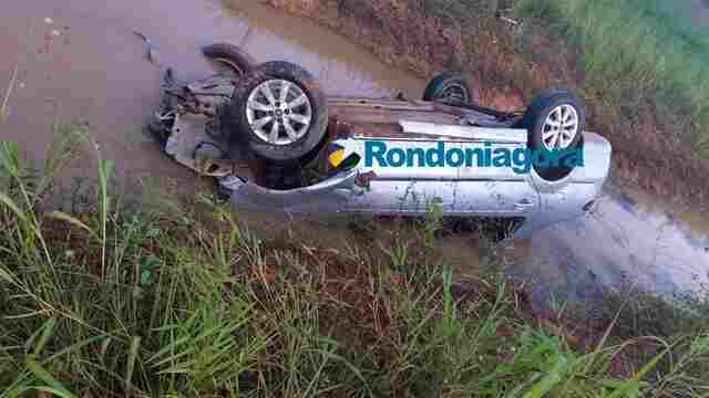 Carro com cinco pessoas desvia de ônibus e cai em córrego de Porto Velho