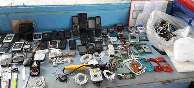 Agentes encontram dezenas de celulares, armas e drogas no Ênio Pinheiro