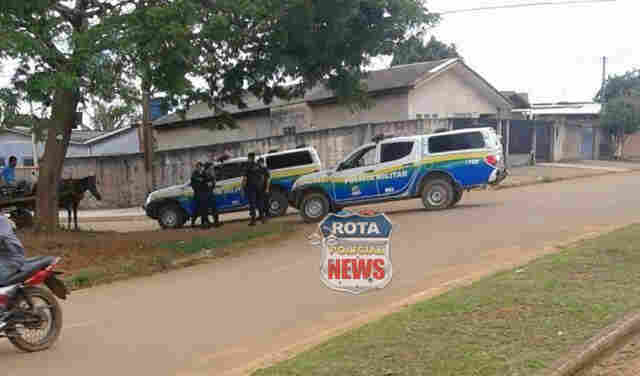 Criminoso armado invade residência e deixa família em pânico durante assalto