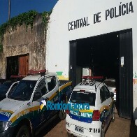 Após ser agredida pelo marido, mulher tenta impedir prisão e é detida pela PM