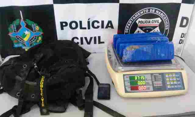 Jovem é presa com cerca de quatro quilos de maconha na BR-364