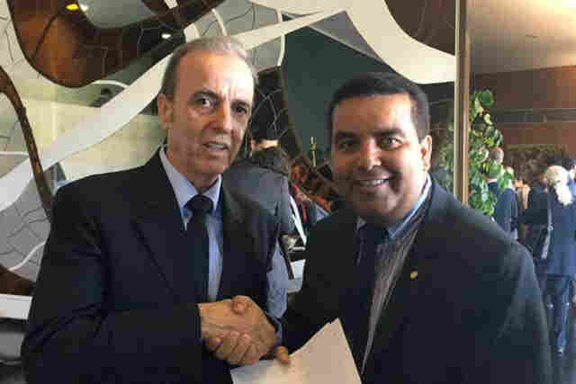 Garçon anuncia ordem bancária de R$ 1 milhão para o Hospital do Câncer