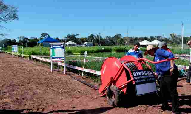 Sistema de irrigação móvel é apresentado pela primeira vez na RRS e atrai interesse de produtores