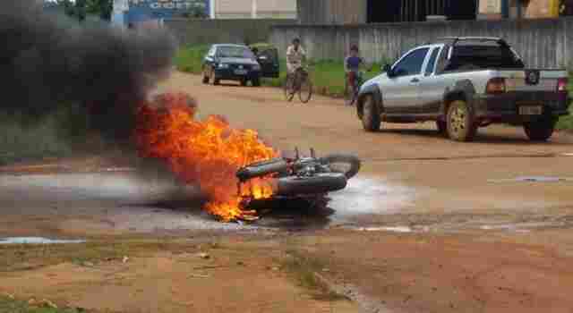 Moto incendeia após motociclista perder controle do veículo e cair