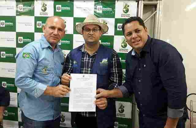 Ezequiel Junior entrega emenda de R$180 mil para Theobroma