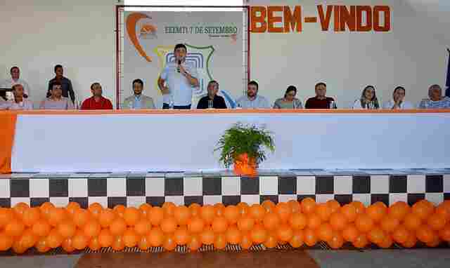 Cleiton Roque participa de entrega de equipamentos para escolas em Espigão do Oeste