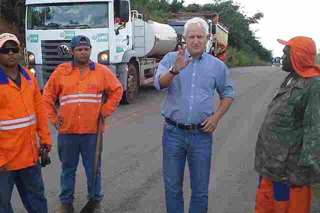 Deputado Airton vistoria obra de recuperação da RO 458 em Triunfo
