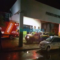 Desconhecido esfaqueia mulher no meio da rua e acaba linchado por vizinhos