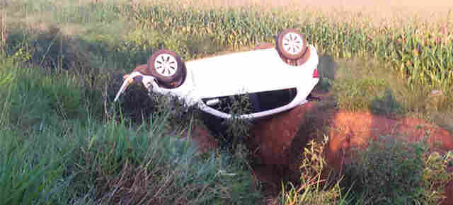 Motorista bate em buraco e capota em rodovia