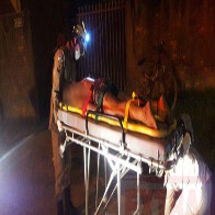 Mulher é esfaqueada nas costas e pede socorro a desconhecidos durante a madrugada