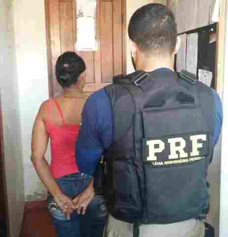 PRF captura foragida em ônibus que saiu de Rio Branco