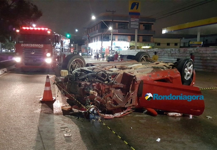Fotos: Em alta velocidade, motorista de Camaro perde controle, capota várias vezes e destrói Corsa em Porto Velho