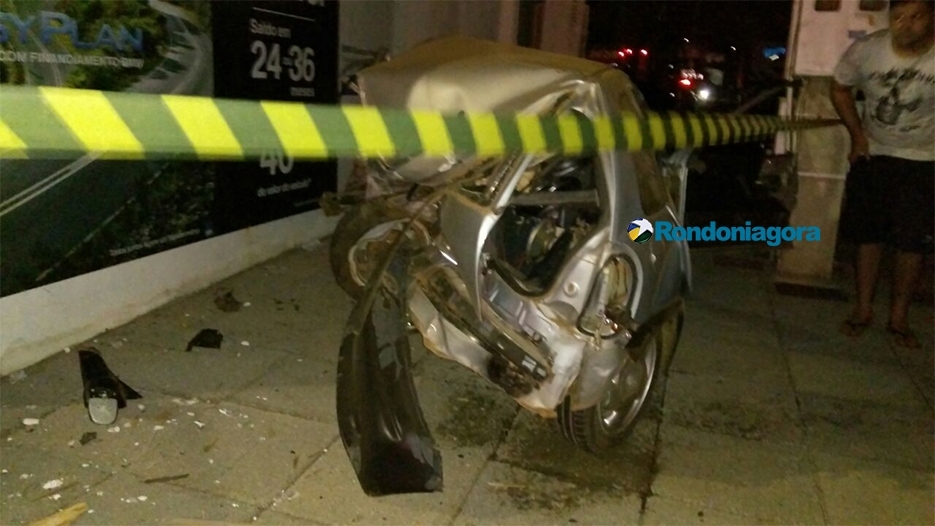 Fotos: Em alta velocidade, motorista de Camaro perde controle, capota várias vezes e destrói Corsa em Porto Velho