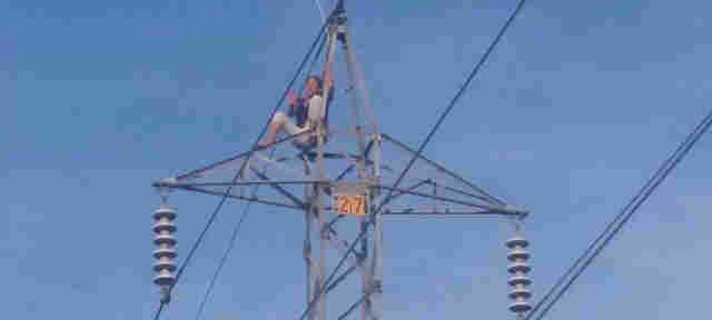 Vídeo: Bombeiros salvam mulher que ameaçava se jogar de torre em Porto Velho