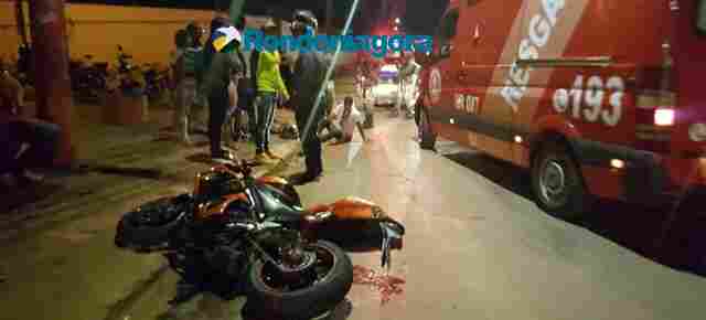 Motociclista tenta empinar moto, mas perde o controle, colide contra poste e fica desacordado