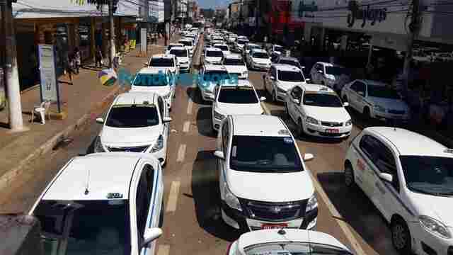 Taxistas e mototaxistas protestam contra Uber em Porto Velho