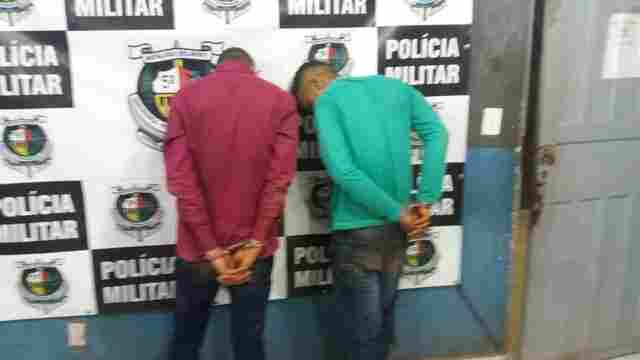 Dupla é presa com arma circulando na zona leste da Capital
