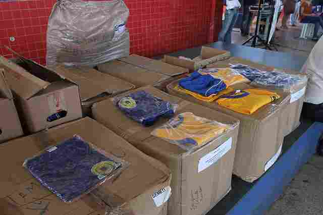 Prefeito entrega uniformes a alunos da rede municipal