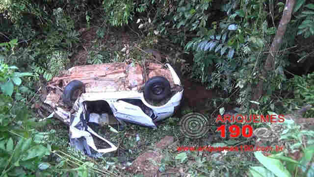 Taxista atropela capivara e cai em ribanceira na BR-364; Veículo tinha quatro passageiros