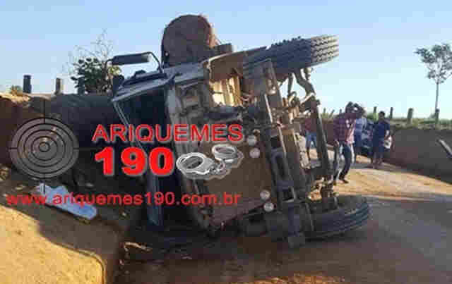 Caminhão carregado com toras tomba e jovem morre esmagada em área rural