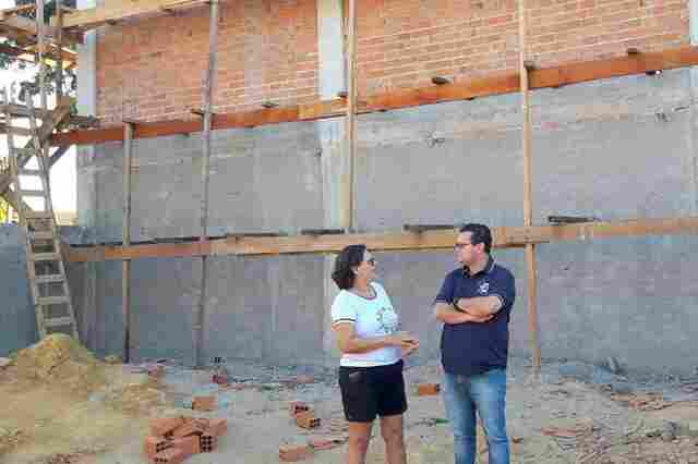 Ezequiel Junior vistoria construção de quadra coberta no Ceeja em Machadinho