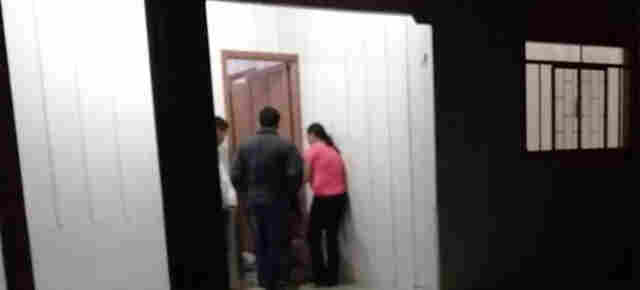 Criminosos assaltam casal em residência e atiram na cabeça da vítima