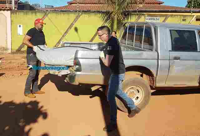 Sem rabecão, corpo de homem assassinado é levado em carroceria de caminhonete pelo IML