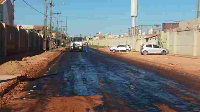 Moradores do Bairro Lagoa comemoram asfalto na Avenida Jatuarana em Porto Velho