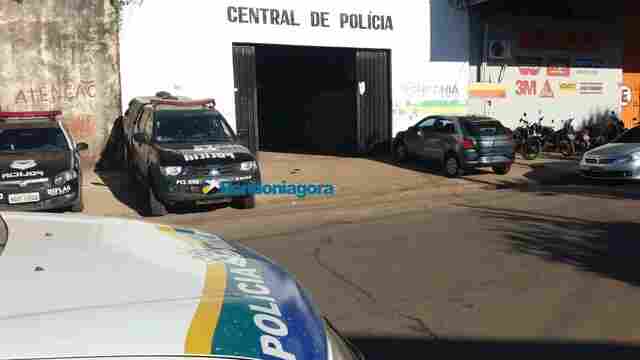 Homem acusa jovem de roubar sua carteira e o espanca após bebedeira