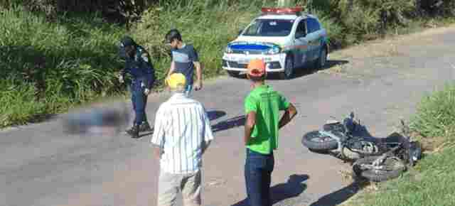 Homem morre ao perder controle da direção da moto e bater em barranco