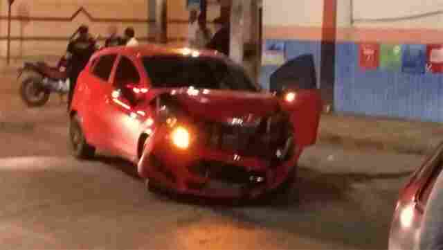 Mulher fica lesionada após colisão de veículos na Zona Sul