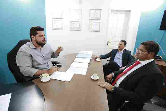 Jean Oliveira recebe visita do prefeito de Guajará Mirim